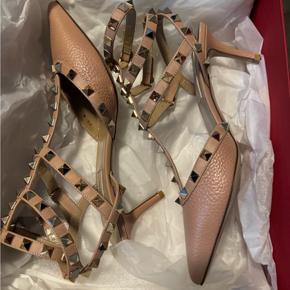 NIB ✨ Valentino Nude Rockstuds 37.5